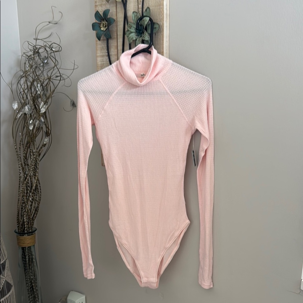 238Free People Women’s intimately Long Sleeve Bodysuit NWT Size Small blush pink
